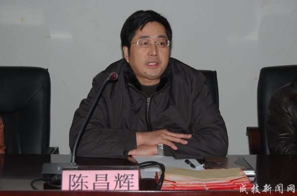 陈昌辉副院长主持会议会议现场学院领导为优秀班主任,学工人员颁奖